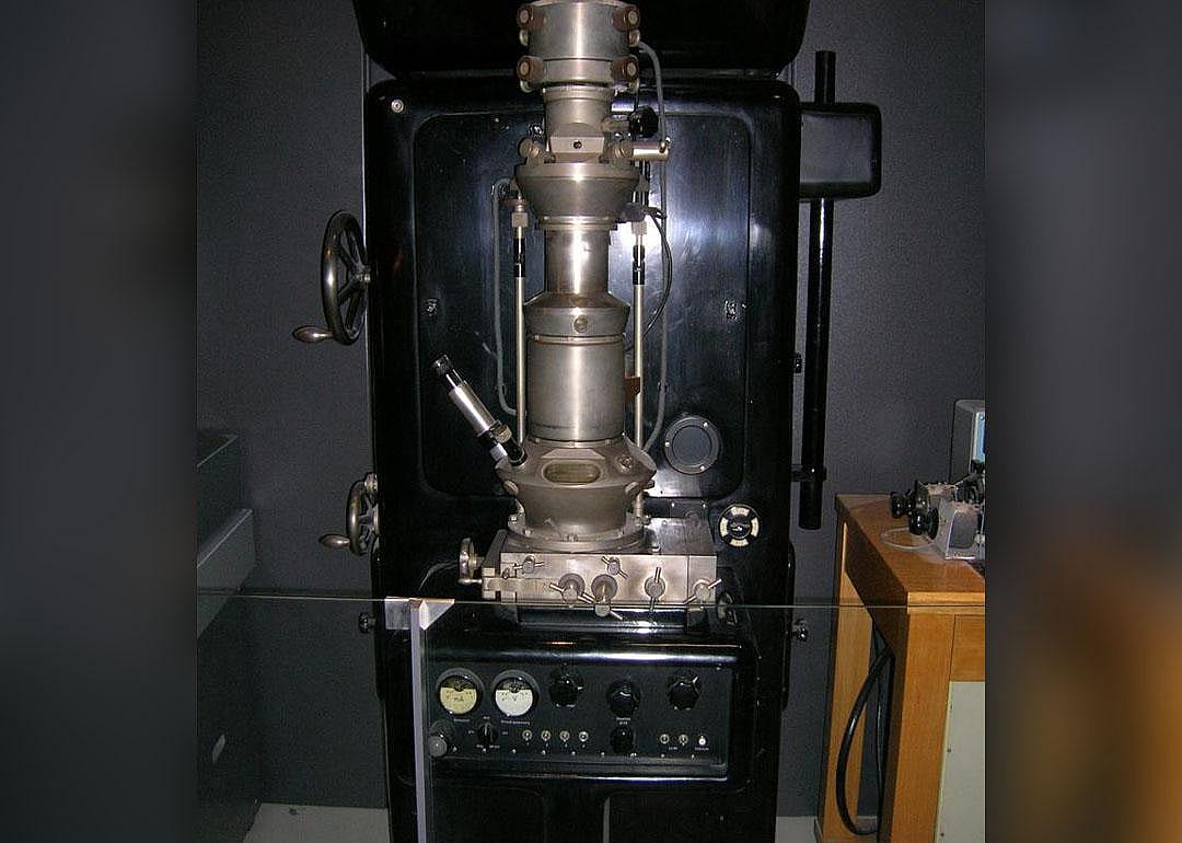 1931: Electron microscope