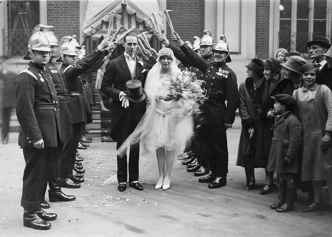 1927: Flappers get married in style