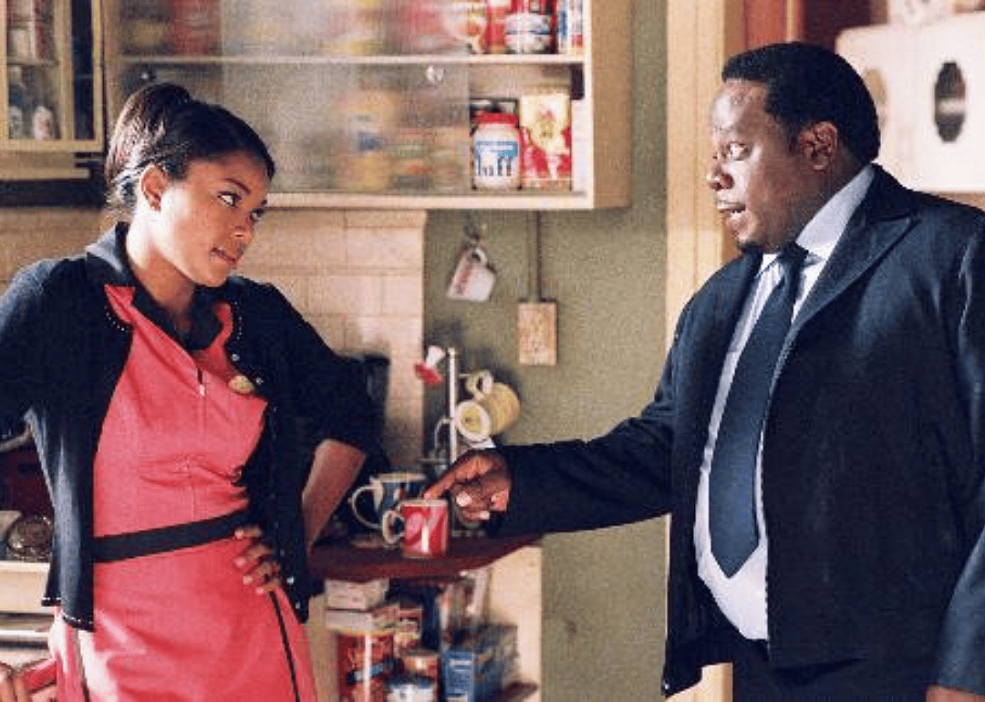 Cedric the Entertainer explains something to a skeptical woman in a waitress uniform. 