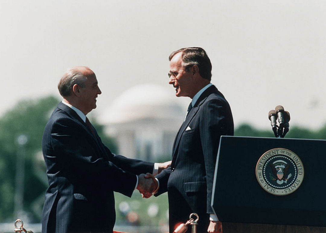 1990: Bush and Gorbachev agree to destroy chemical weapons