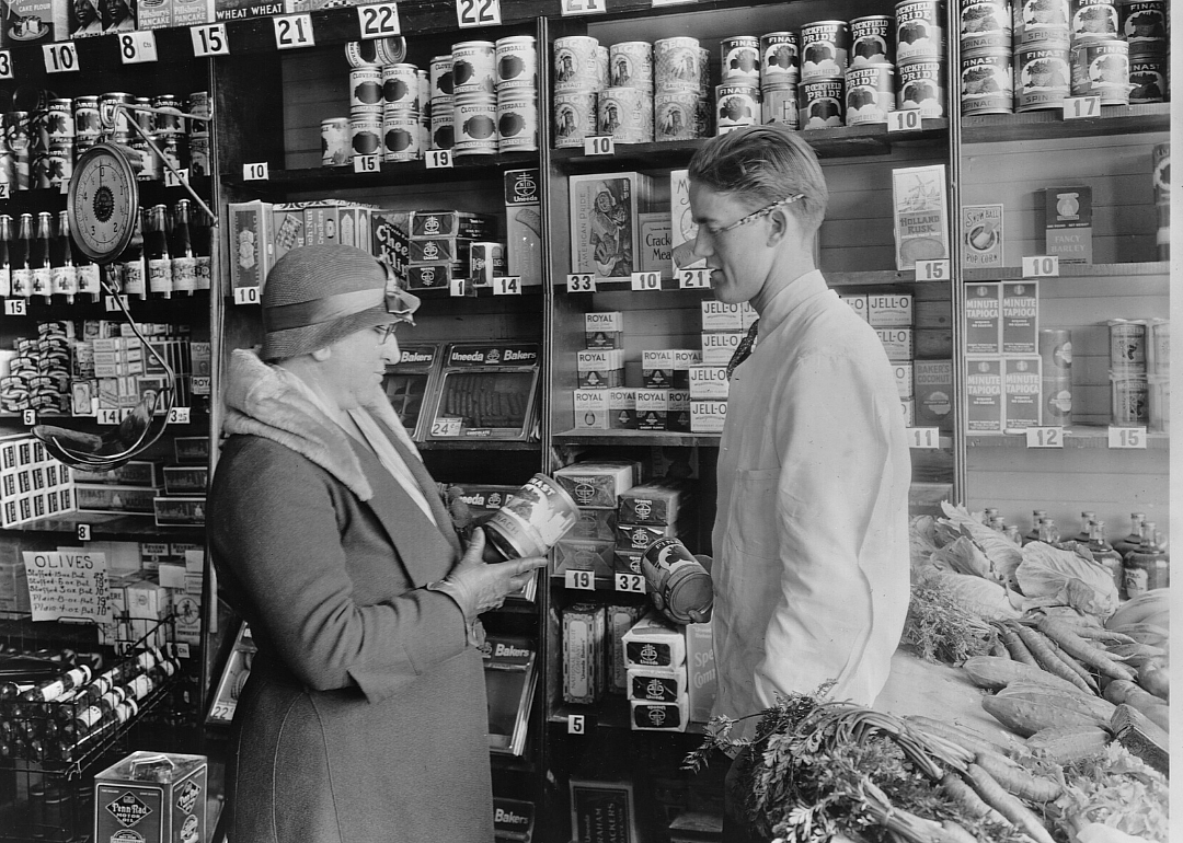 1928: Safeway introduces by-the-pound pricing