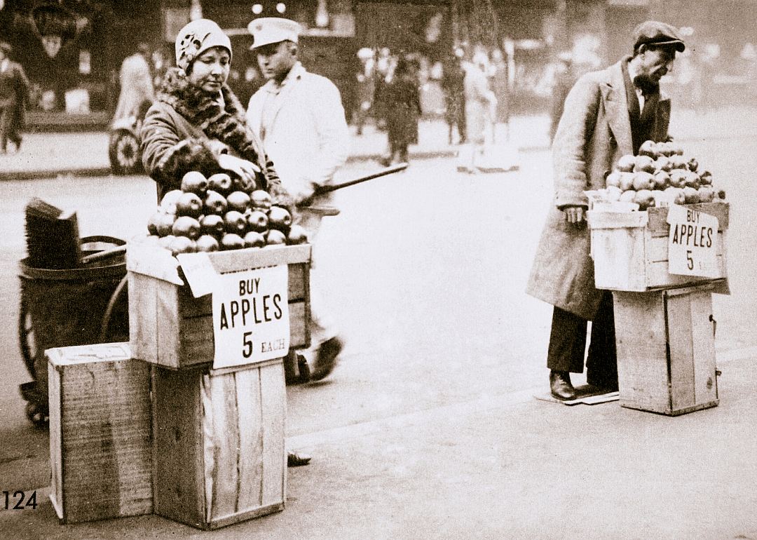 1929: Entrepreneurs sell groceries from their homes