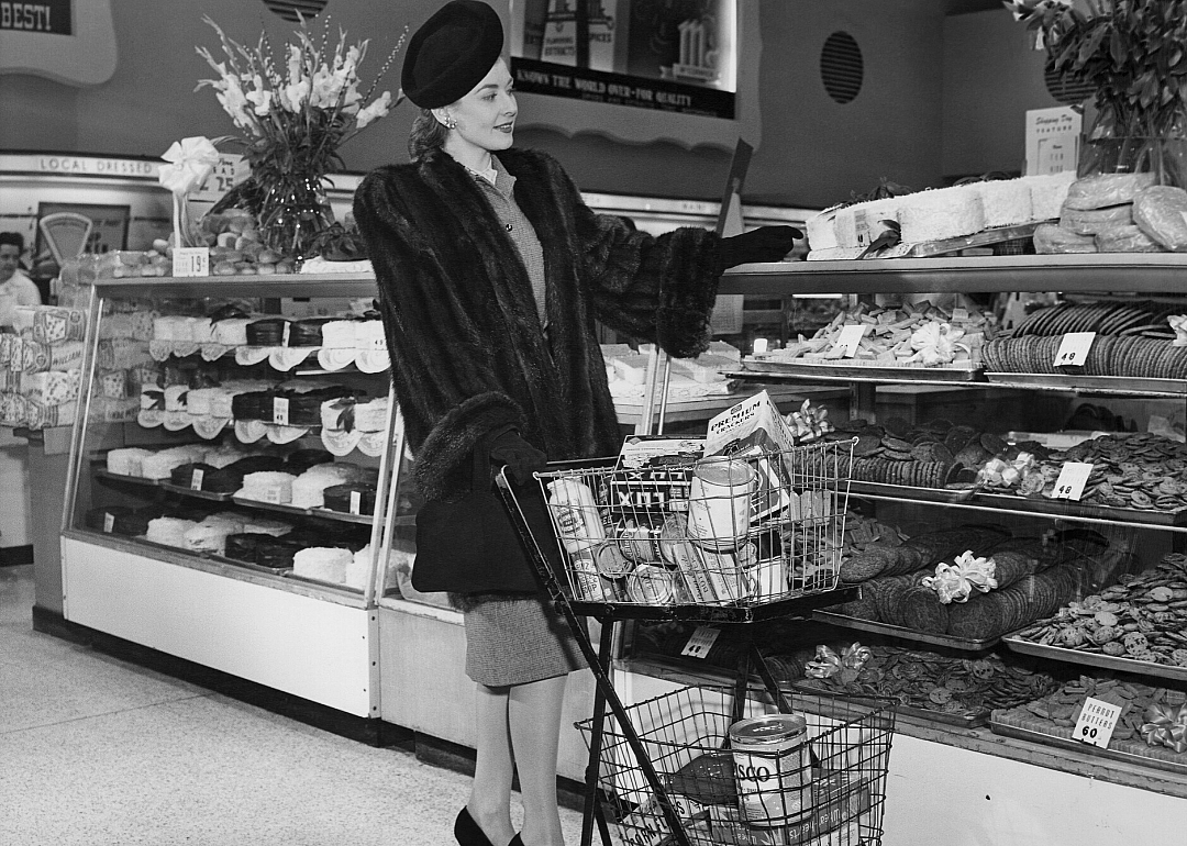 1940: Shopping carts influence grocery store design
