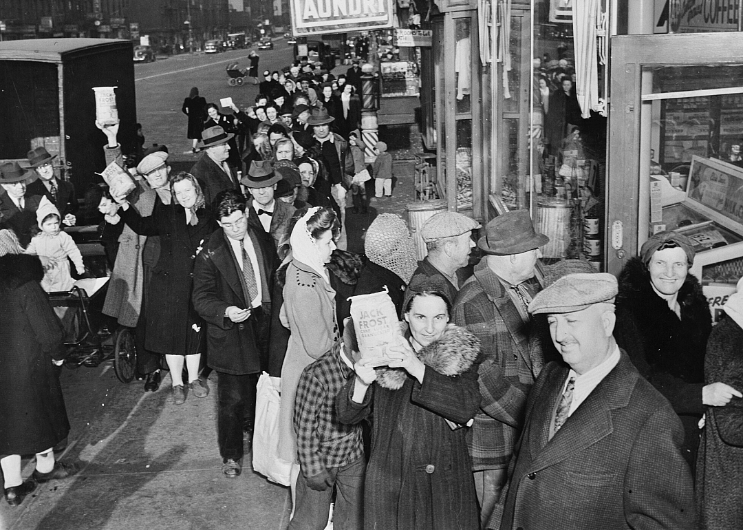1943: World War II rationing creates lines at supermarkets