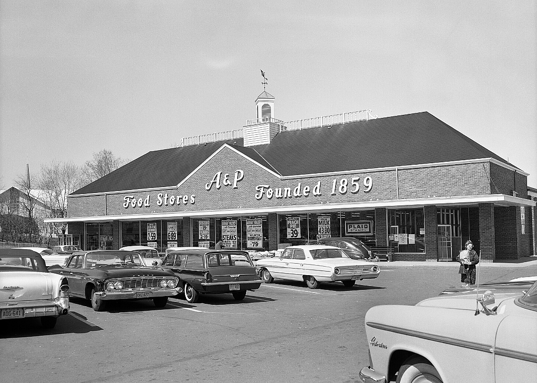 1944: Supermarkets experiment with produce packaging