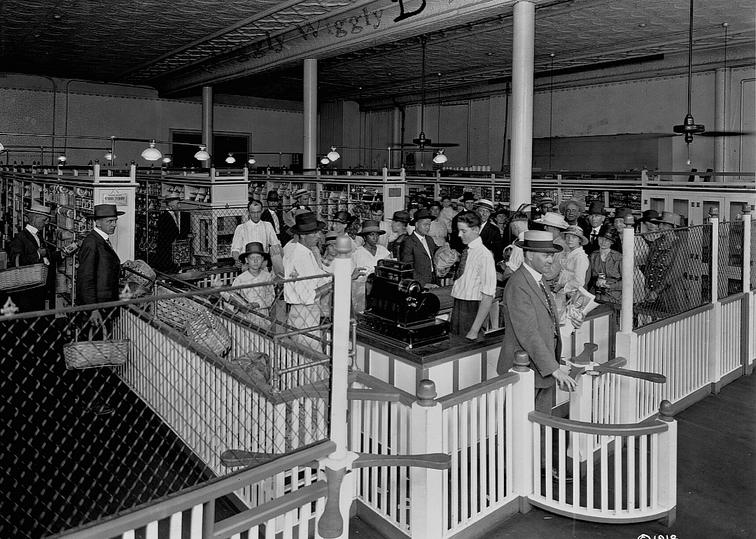 1920: Chain grocery stores take off