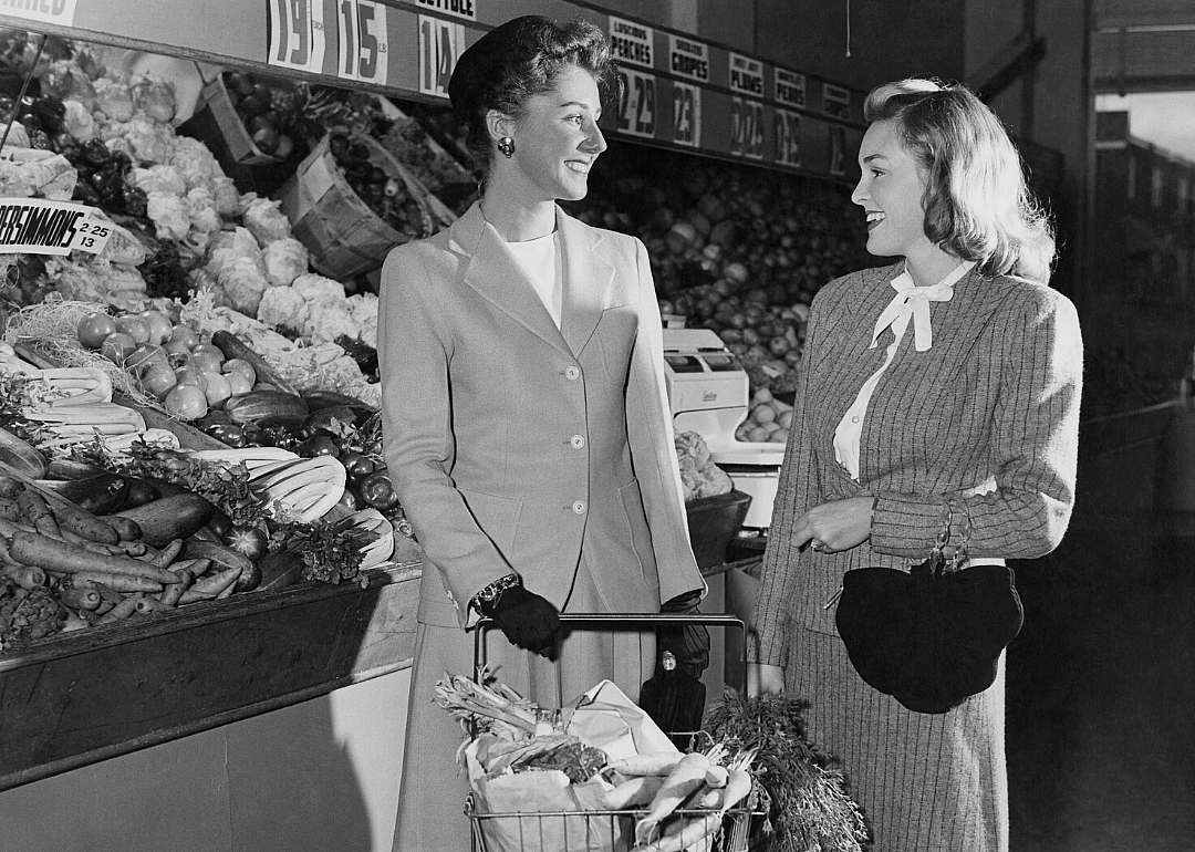 1948: Grocery stores offer self-service meat and produce