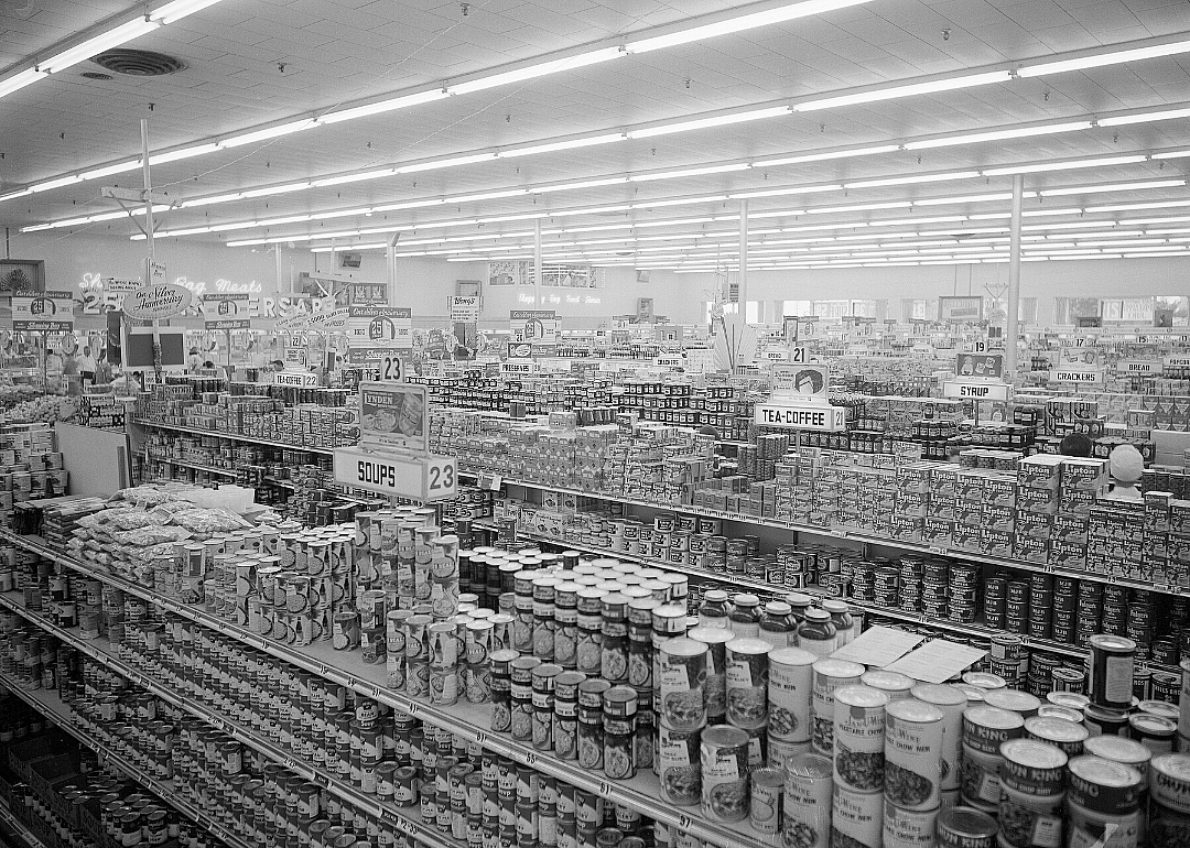 1951: Albertsons opens large supermarket with drugstore