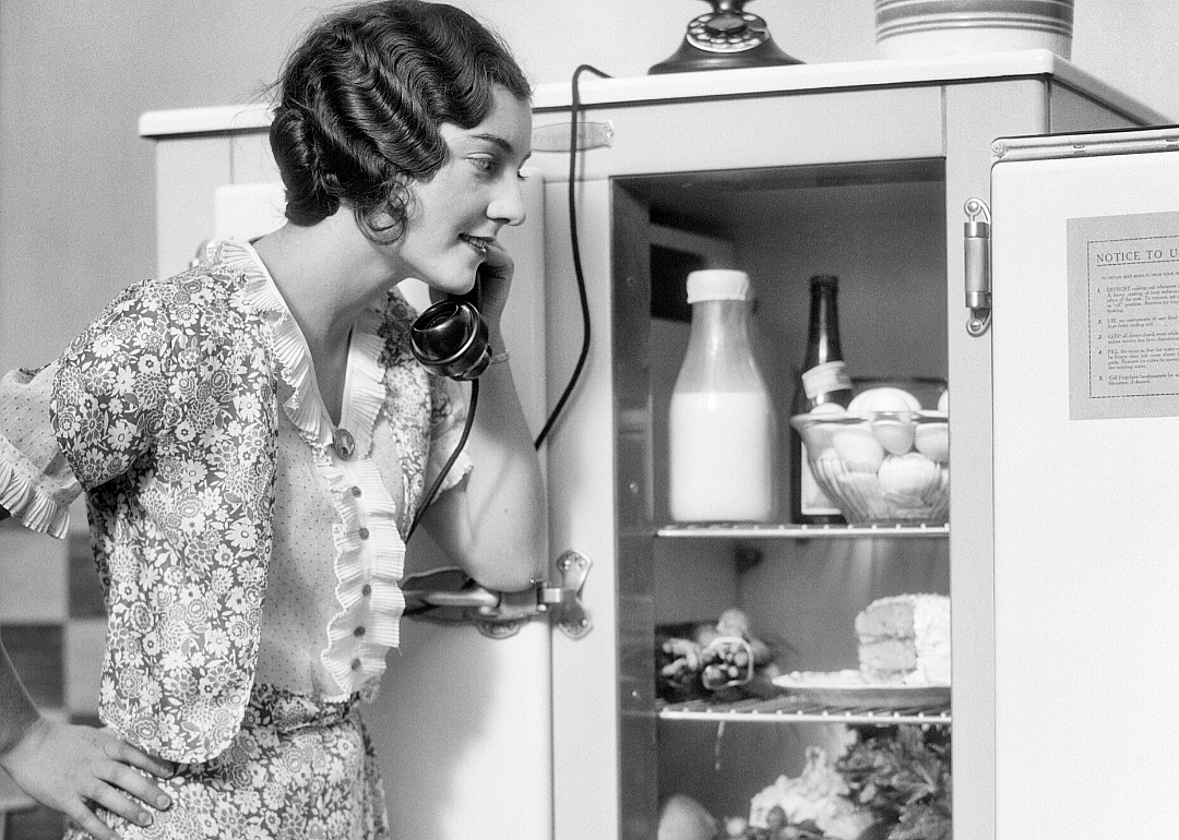 1921: Mechanical refrigerators keep food fresh at home