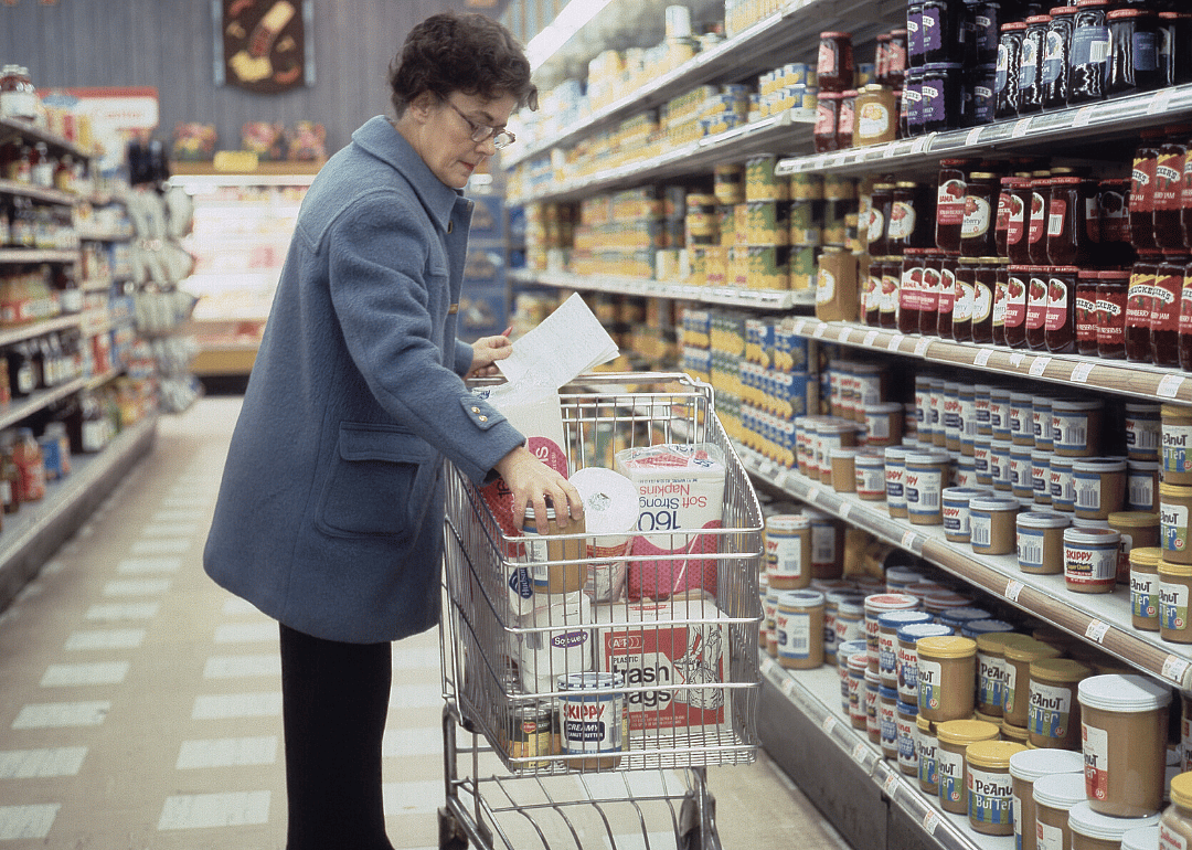 1971: Grocery stores reduce real estate for produce