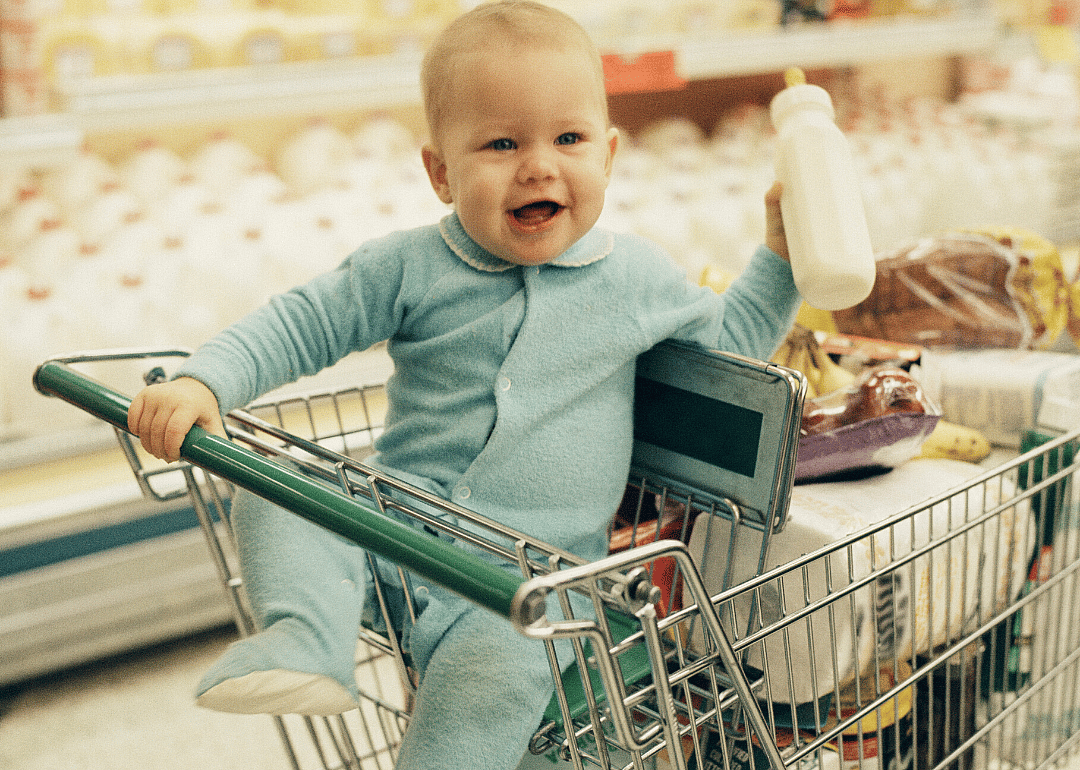 1975: Supermarkets lead to decline of home milk delivery