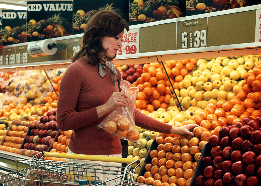 1976: First membership-based superstore opens