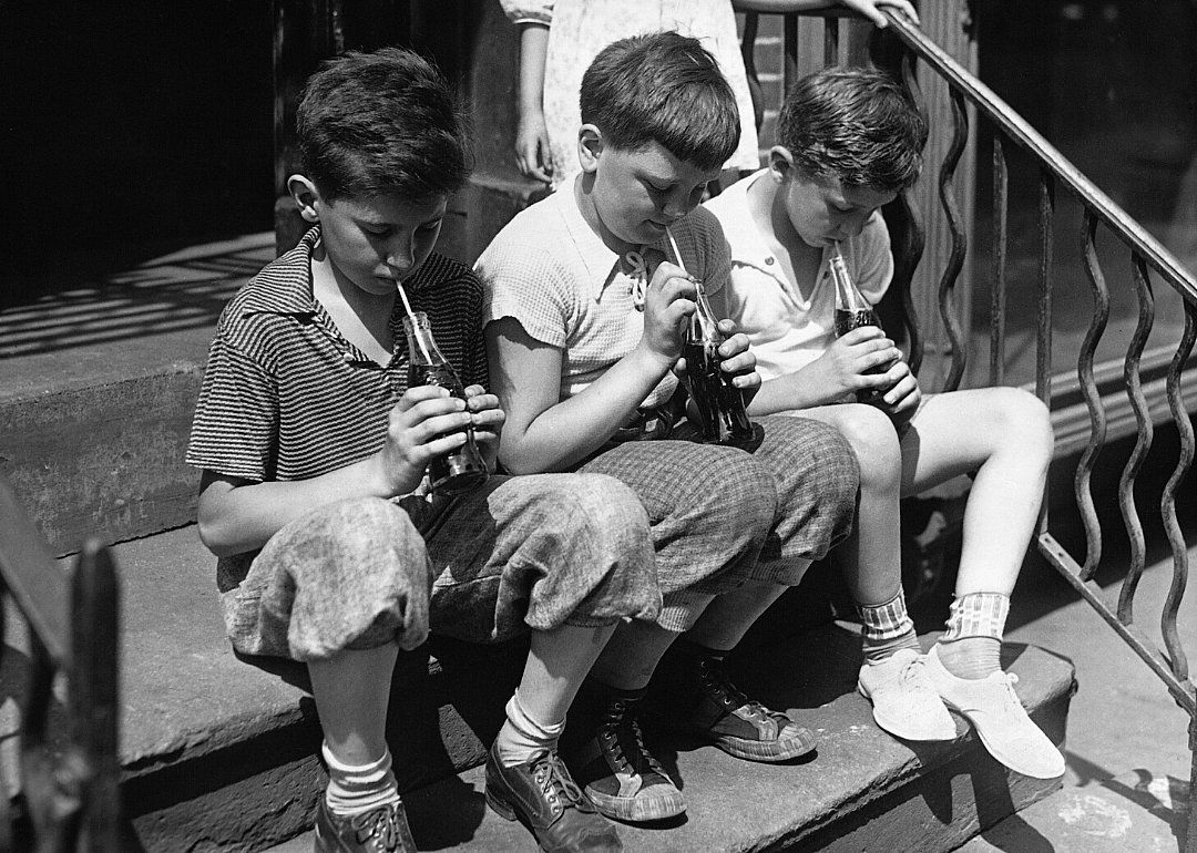 1923: Coca-Cola introduces six-bottle cartons