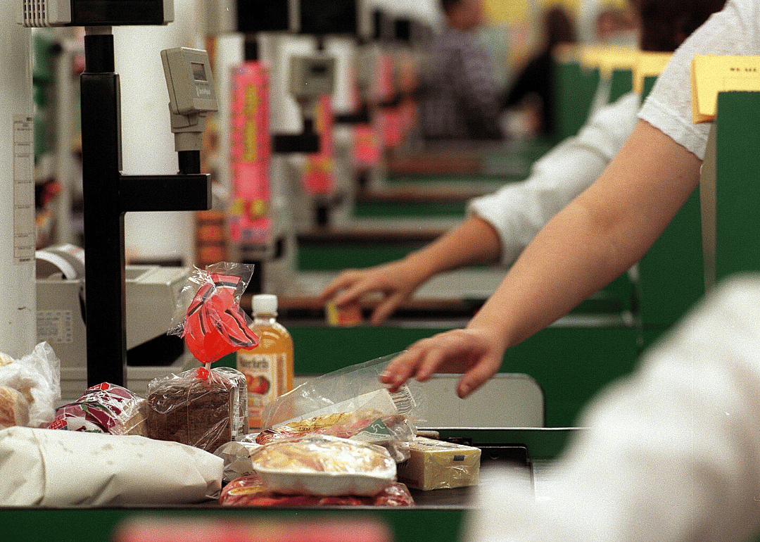 1995: Credit cards become widely accepted at grocery stores