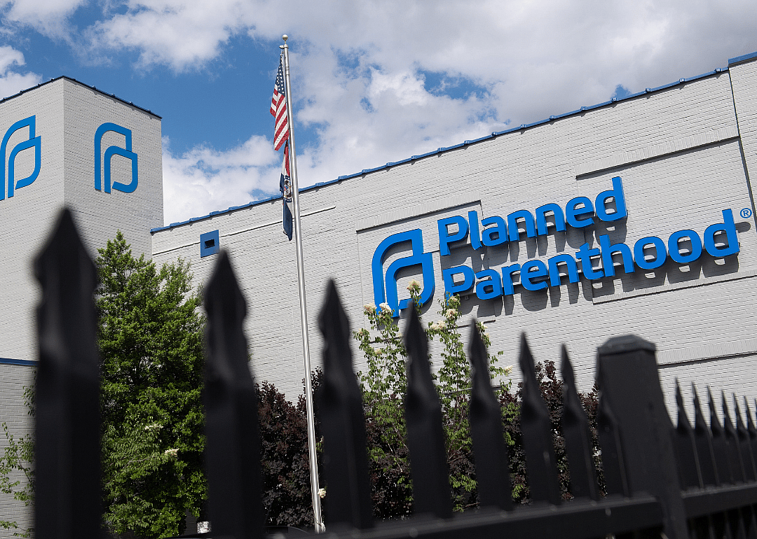 Trump defunds Planned Parenthood