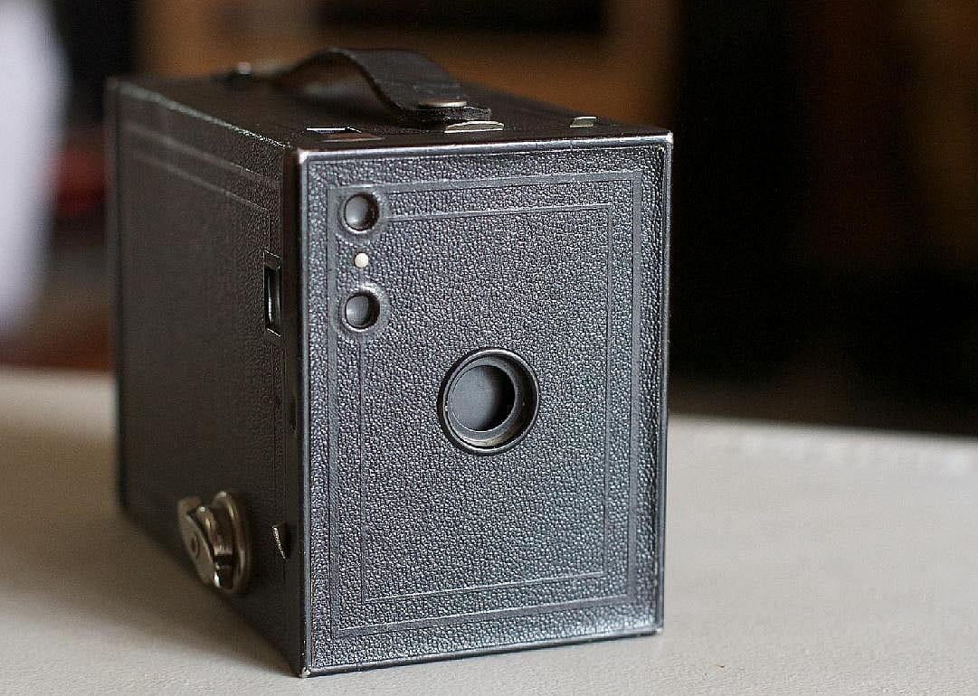 1927: Brownie camera