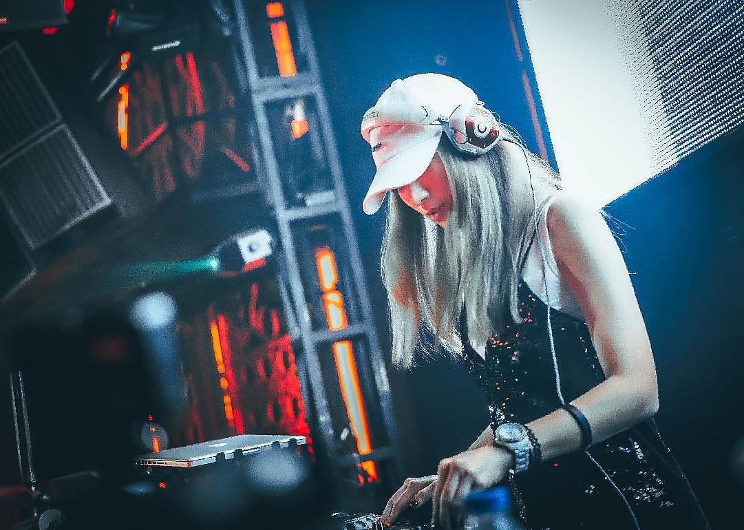 DJ