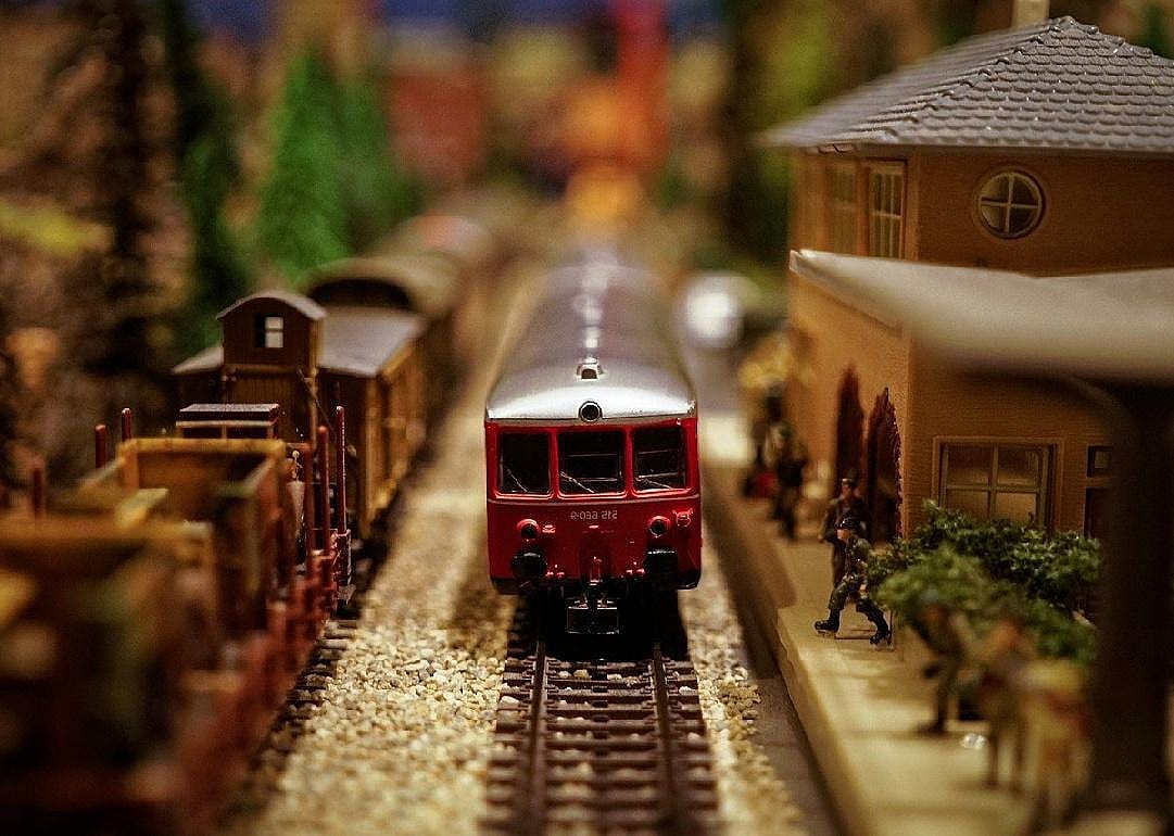 1925: Electric train set