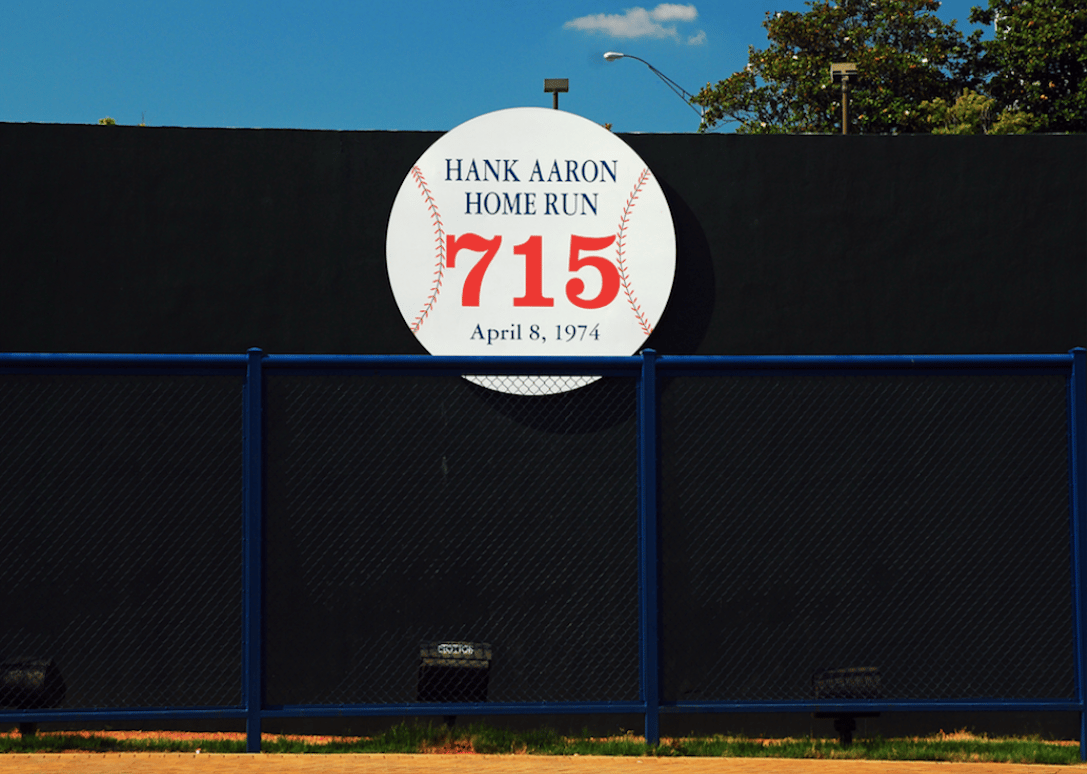 1974: Hank Aaron becomes HR king