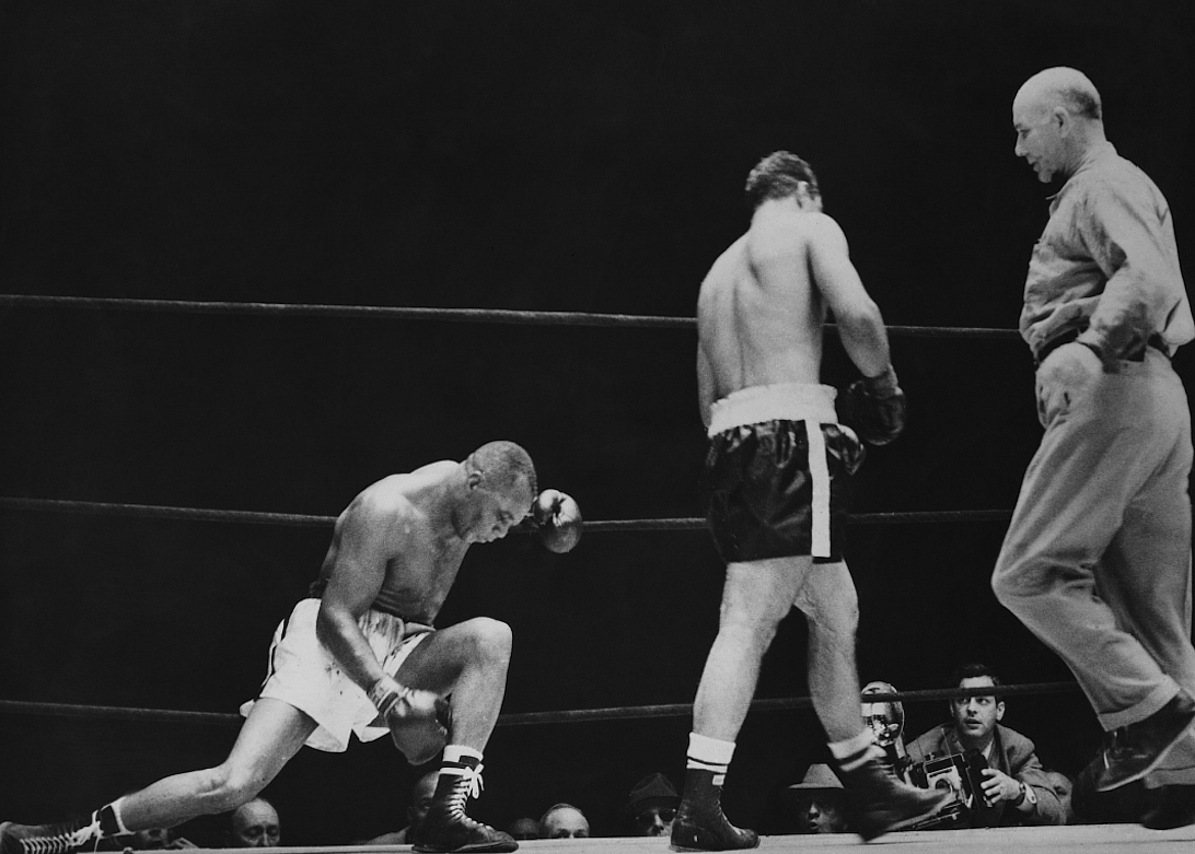 1952: ROCKY MARCIANO KOS JERSEY JOE WALCOTT TO WIN TITLE