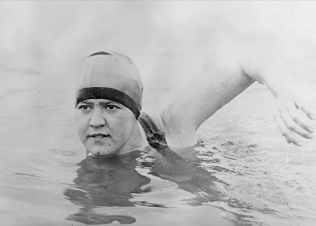 1926: GERTRUDE EDERLE SWIMS ENGLISH CHANNEL