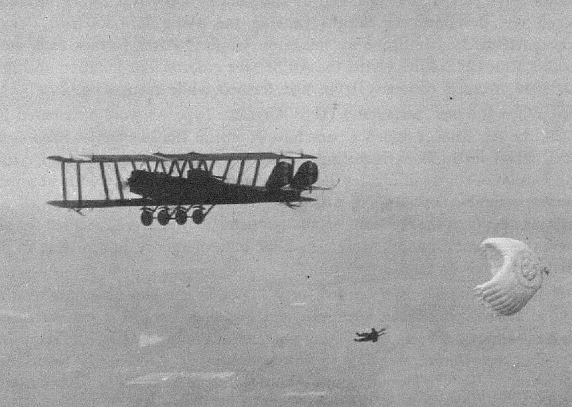 1922: Parachute jump record is broken