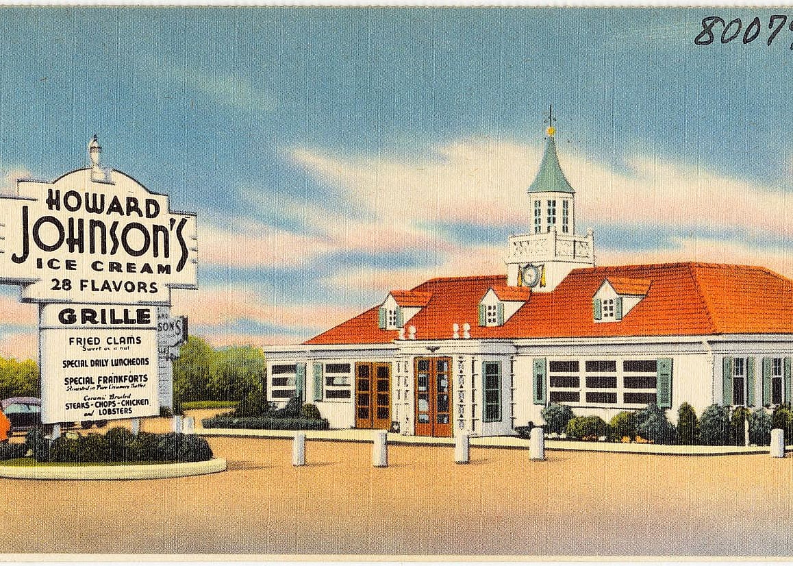 1932: Howard Johnson's pioneers modern franchising model