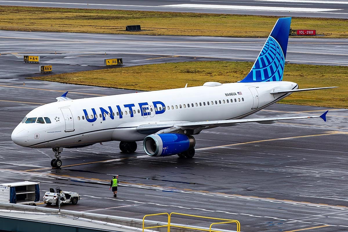 Photo of a United Airlines passenger plane taxiing to gate