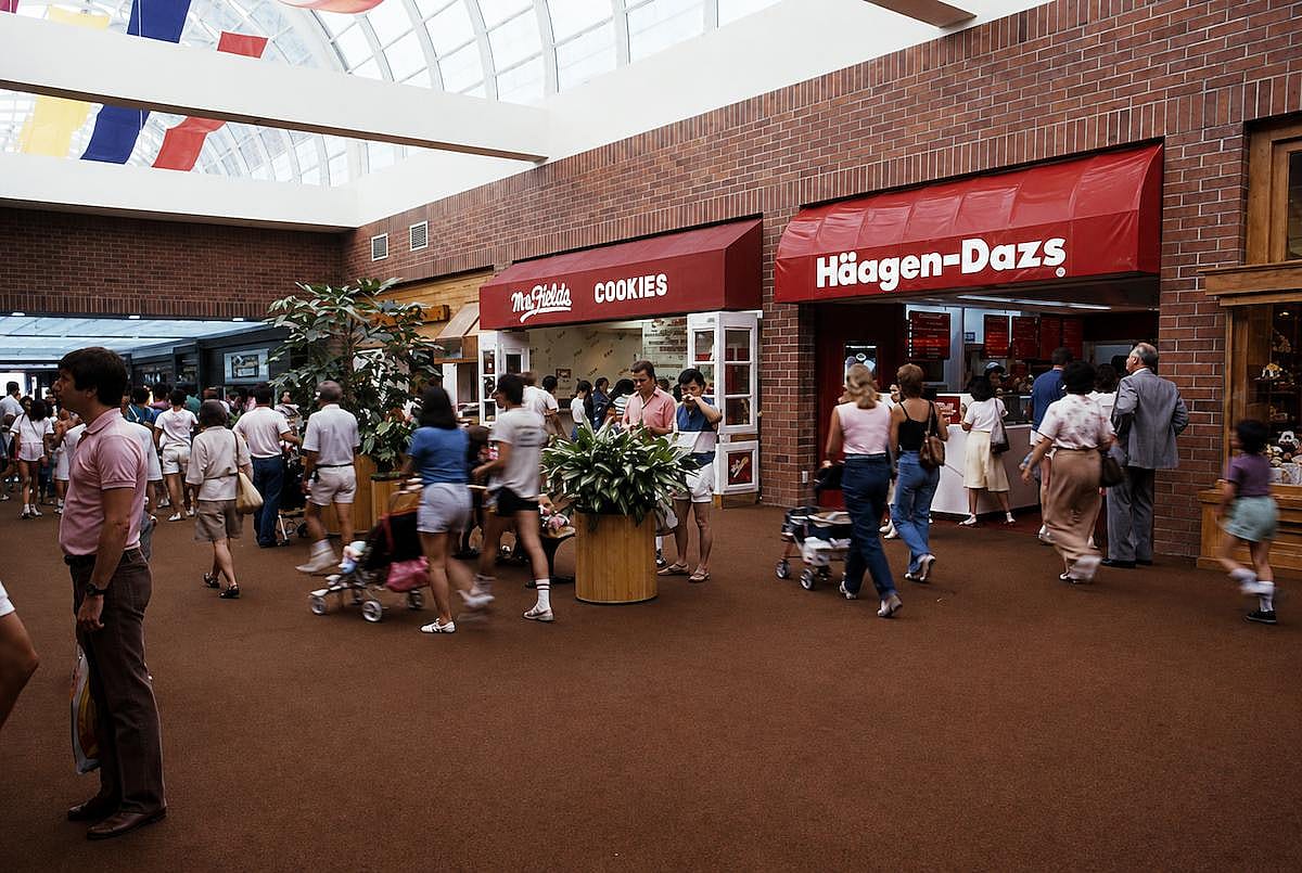 People on the food court of a mall in California, 1984.