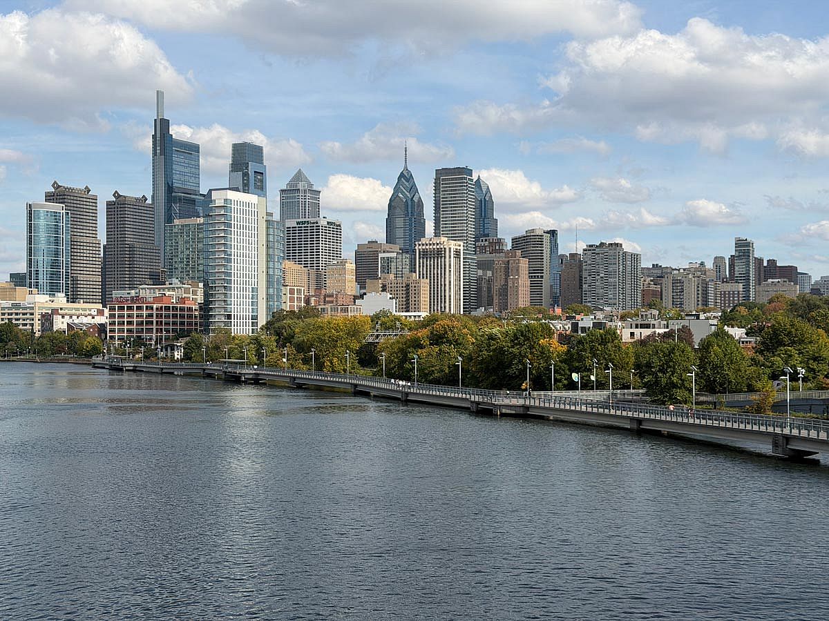 Philadelphia city skyline and river.