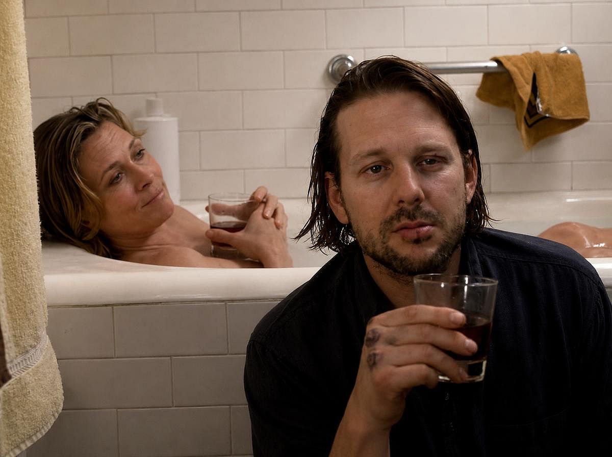 Faye Dunaway taking a bath while Mickey Rouke sits with her having a drink in Barfly (1987)