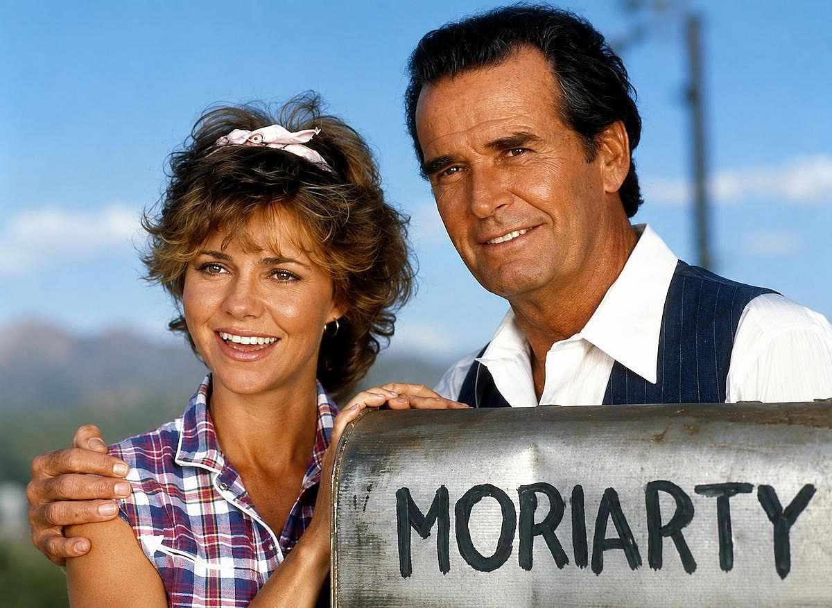 Sally Field and James Garner next to their house mailbox in Murphy's Romance
