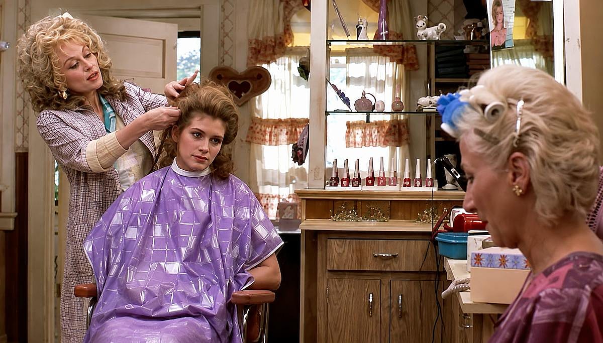Dolly Parton doing Julia Robert's hair in Steel Magnolias (1989)