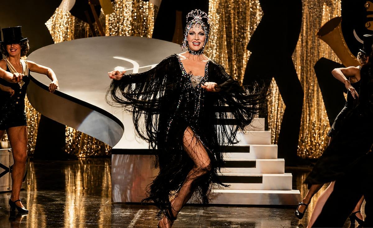 Julie Andrews dancing in black sprakly clothes in Victor/Victoria (1982)