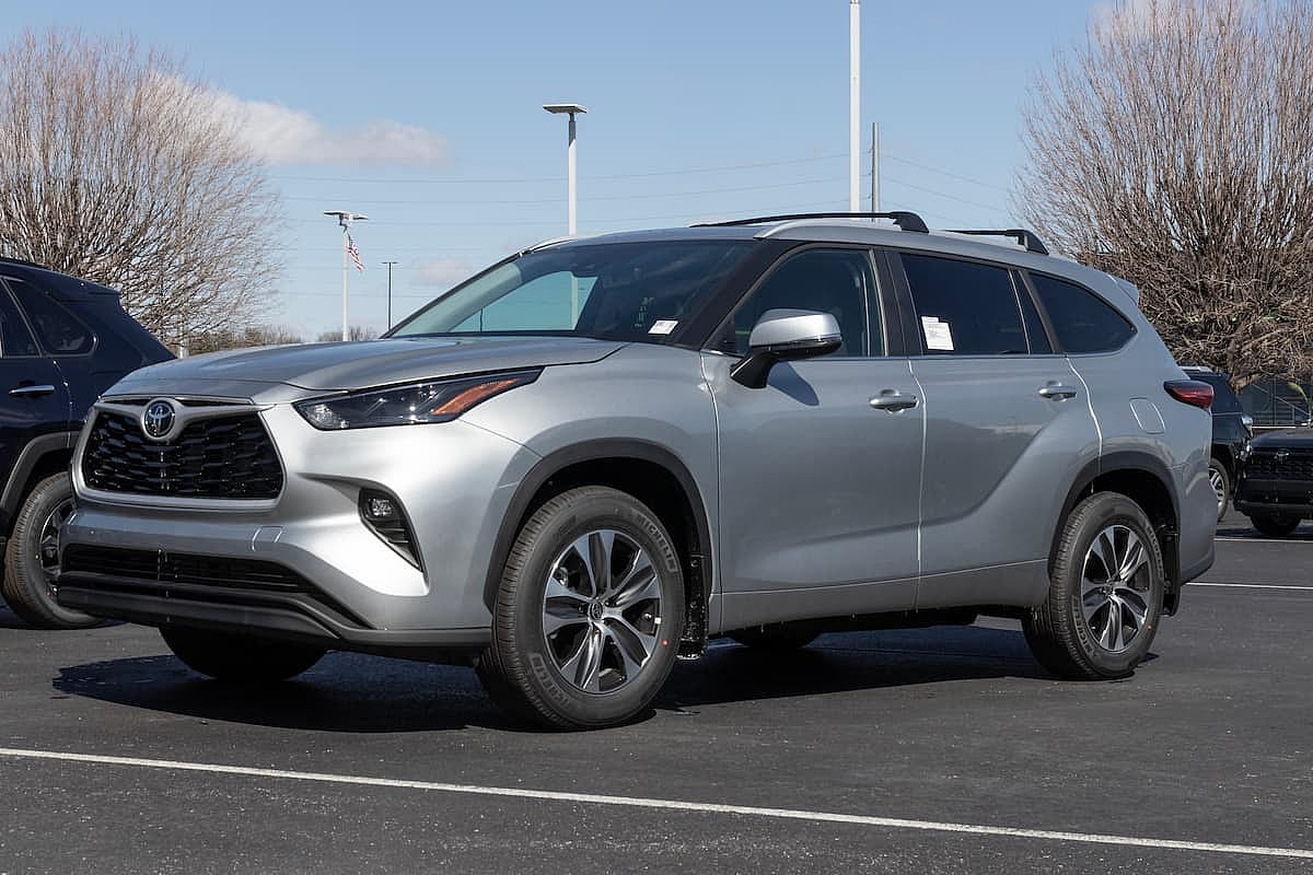 Toyota Highlander SUV display. Toyota offers the Highlander in Hybrid, L, LE, XLE, XSE, Limited and Platinum models.
