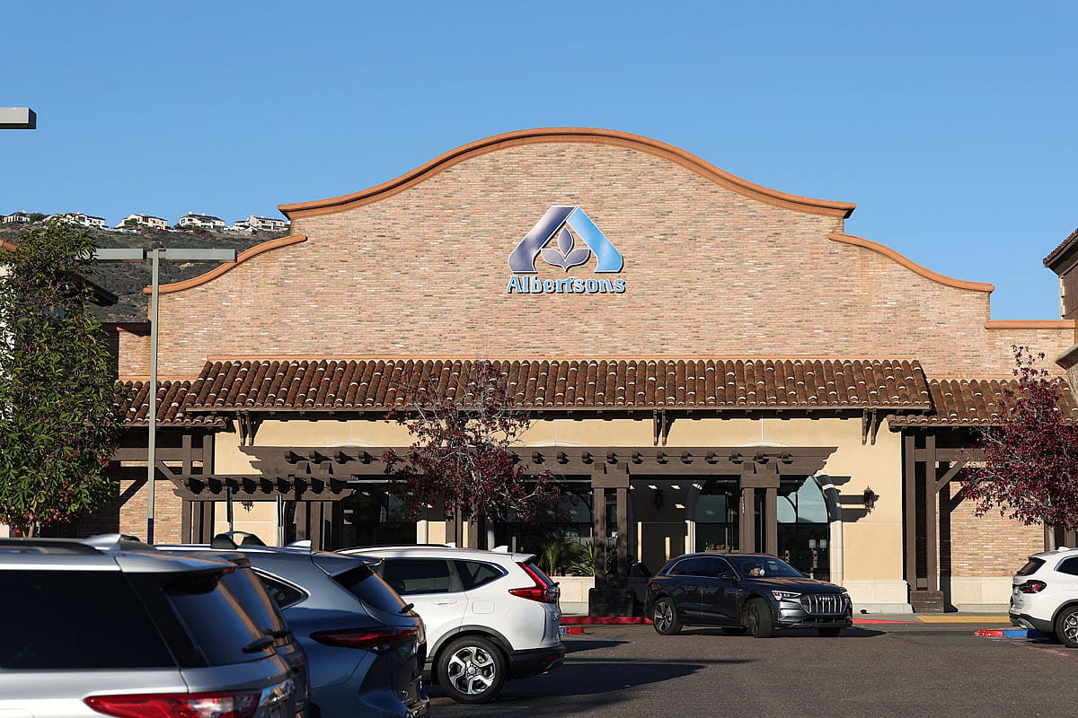 A view of an Albertsons grocery store from the parking lot.
