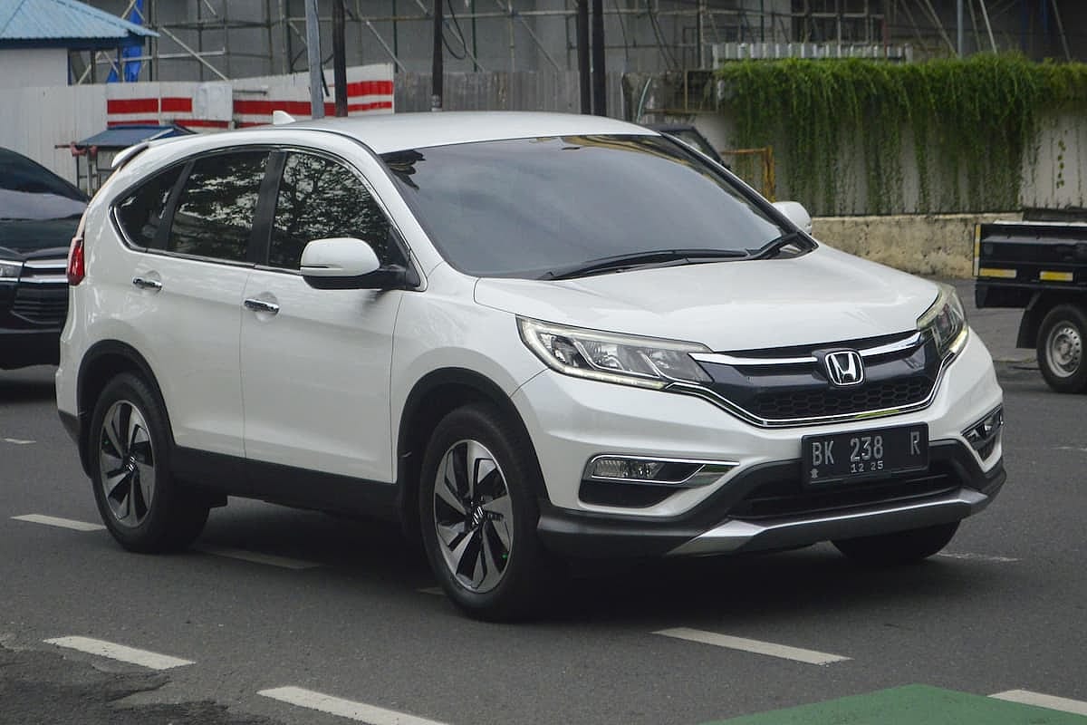 A white SUV 2016 Honda CR-V RM Prestige 2.4 driving through the streets.