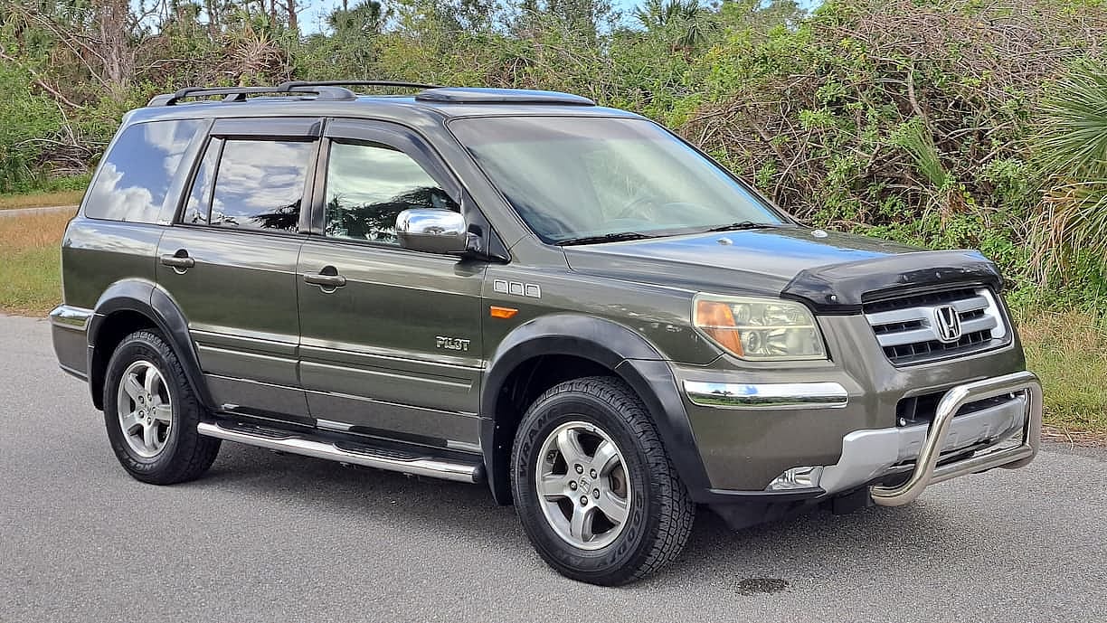 View of Japanese SUV, Honda Pilot EXL.