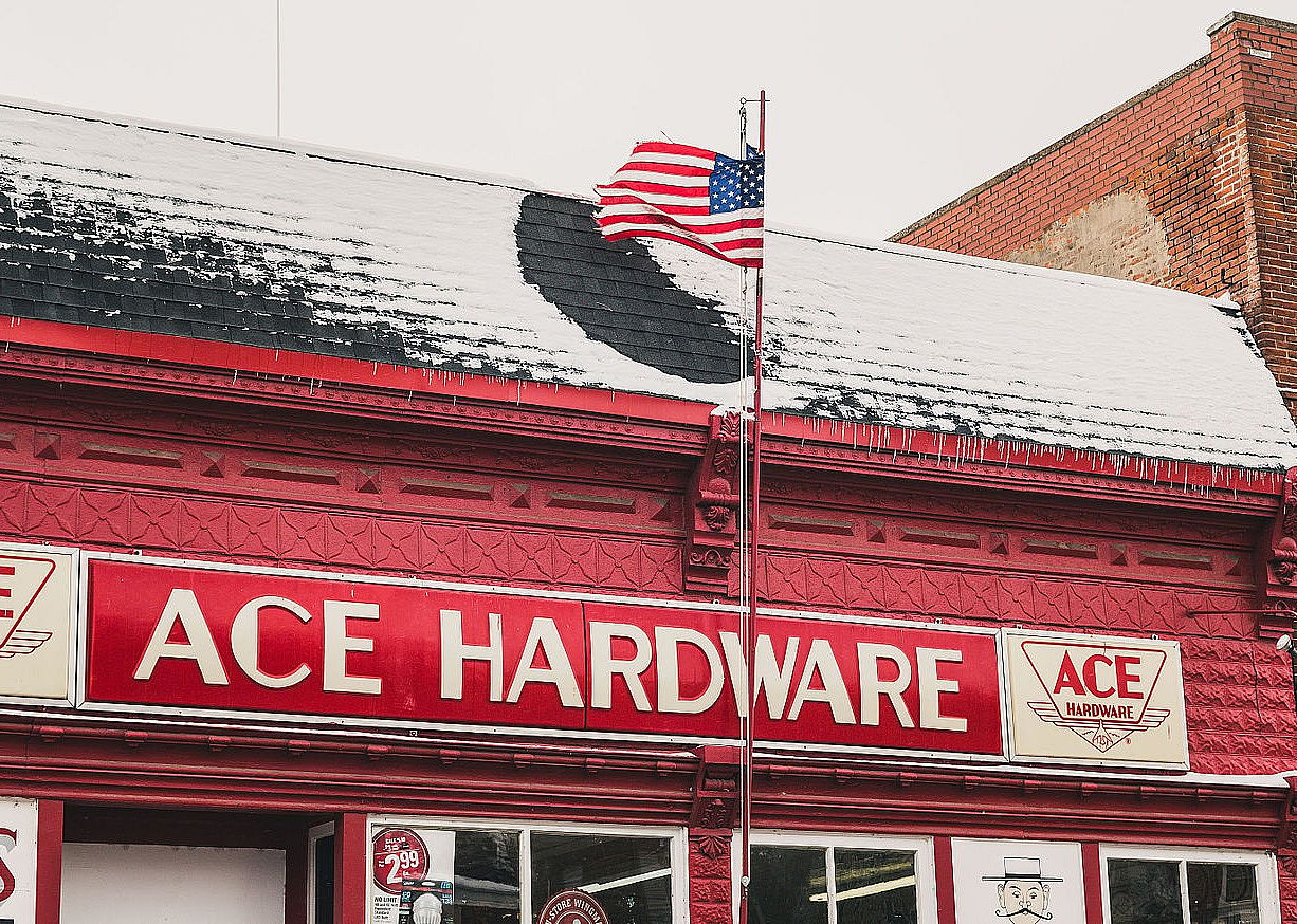 1924: Group of businessmen found Ace Hardware