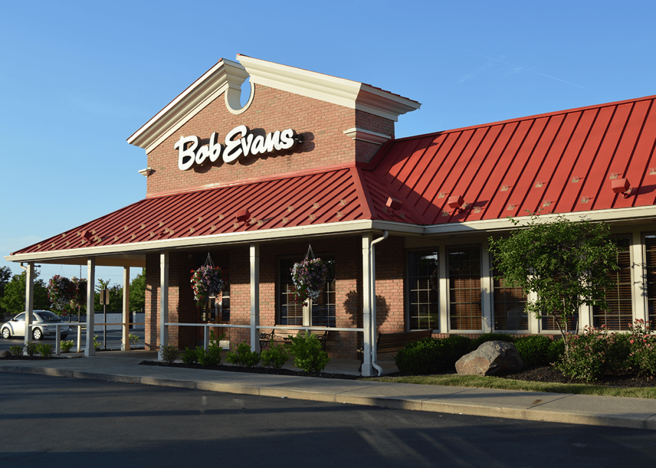 Bob Evans restaurant exterior.