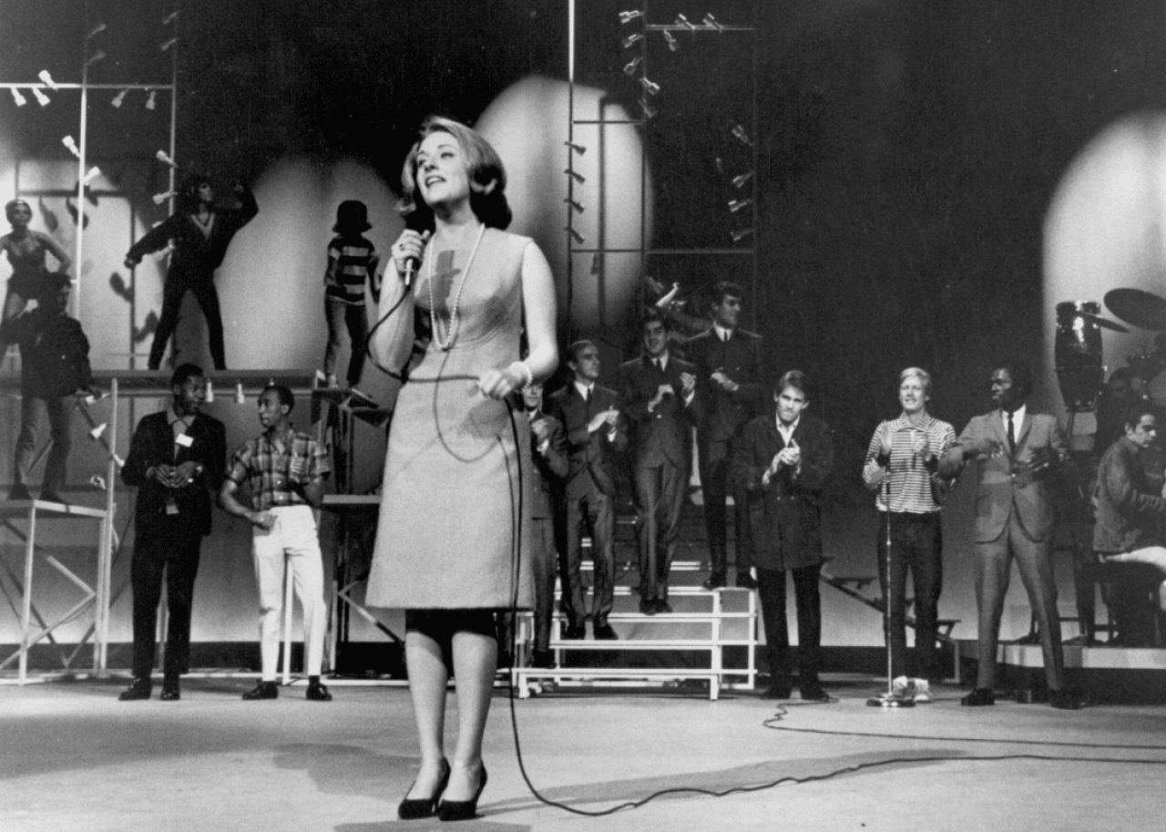 Lesley Gore: Found success at 17 Lesley Gore performing in studio.