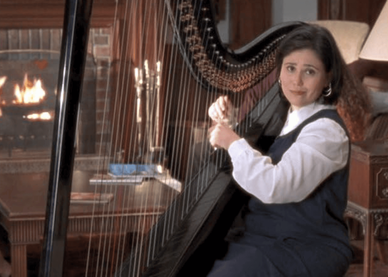 Alex Borstein playing the harp in a scene in the unaired original pilot of 'Gilmore Girls'