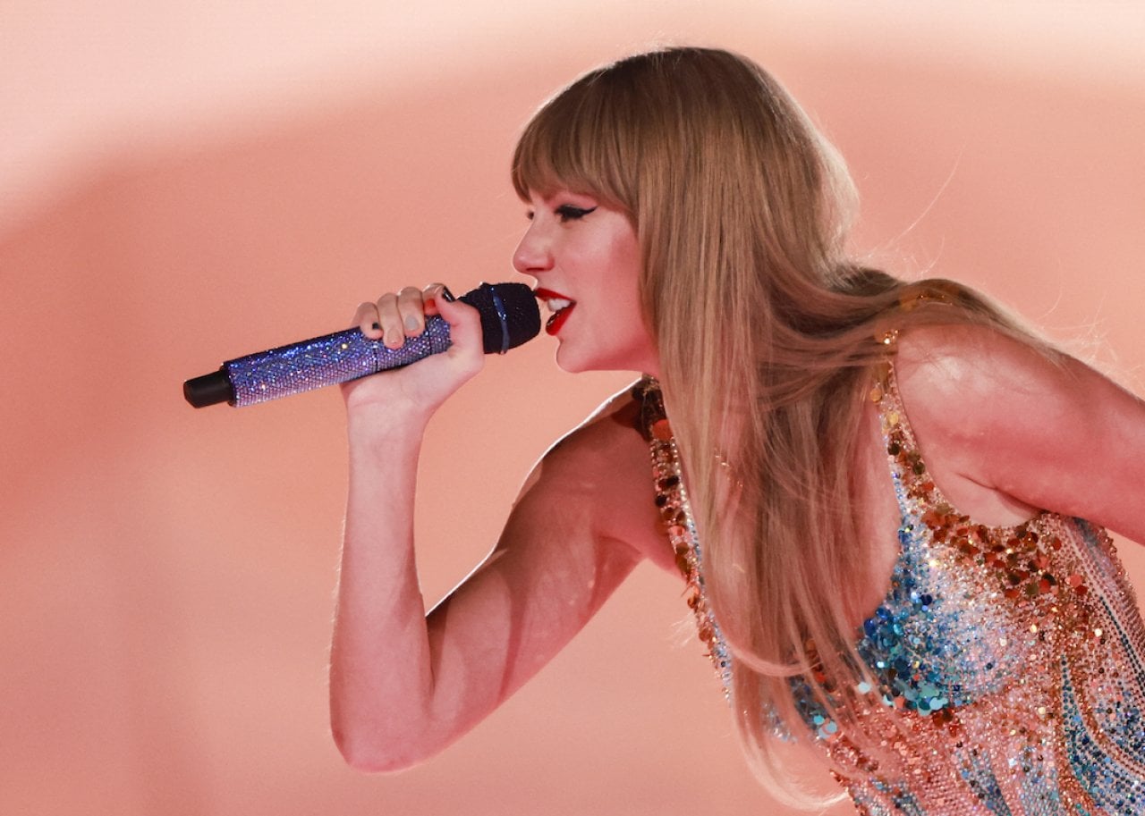 تؤدي تايلور سويفت عرضًا خلال جولة Eras Tour في استاد صوفي في إنجلوود، كاليفورنيا في أغسطس 2023.