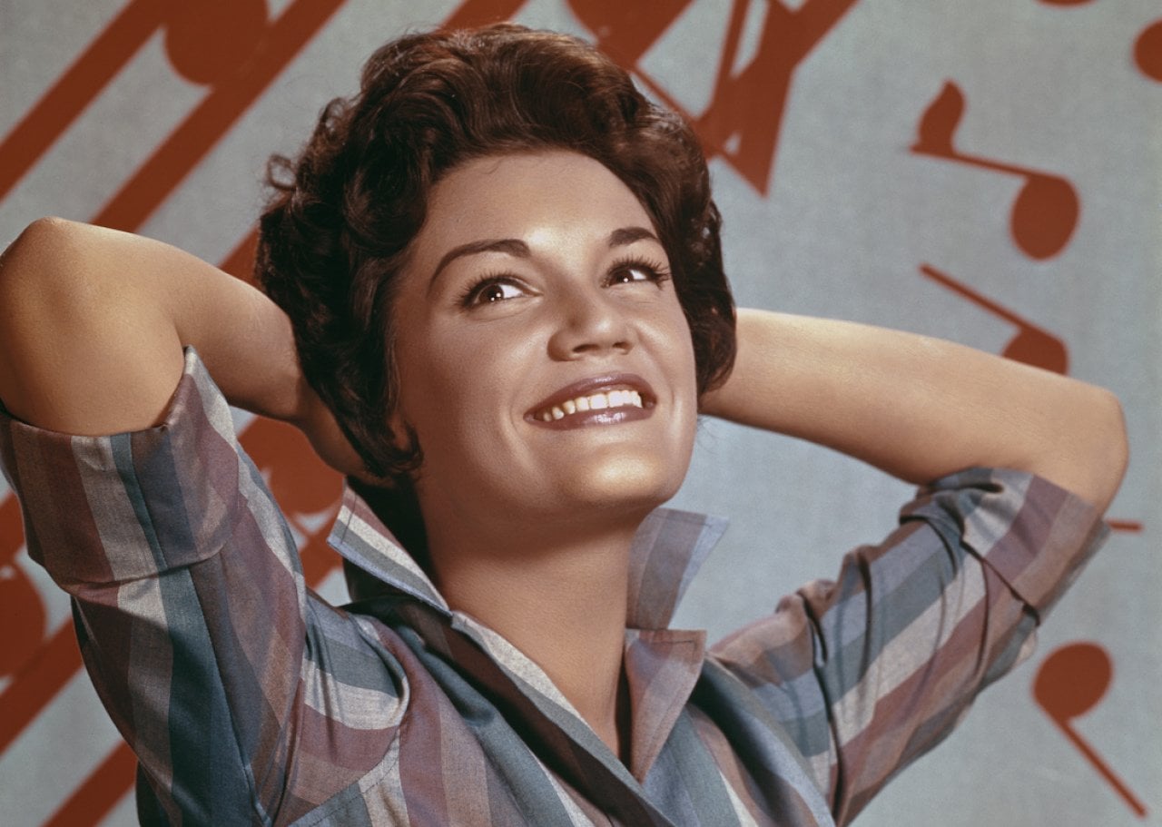 مغنية البوب الأمريكية كوني فرانسيس، حوالي عام 1960.