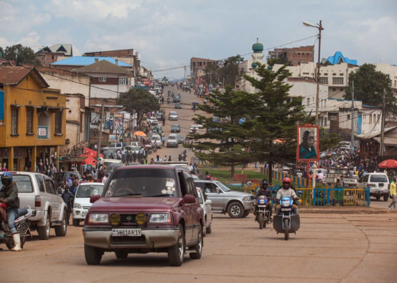 Cars, people and mopeds on the streets of Kinshasa.