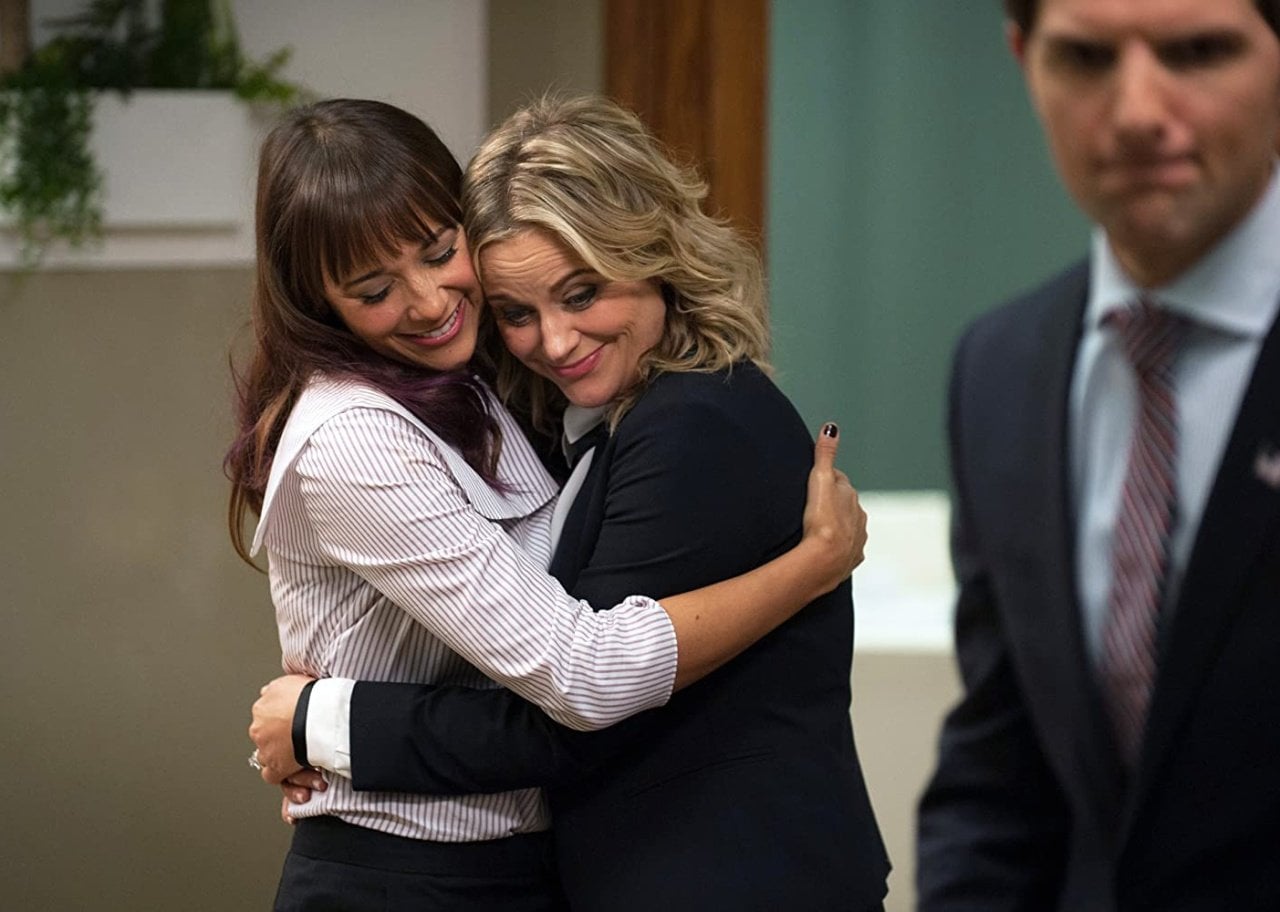 Amy Poehler and Rashida Jones hug.
