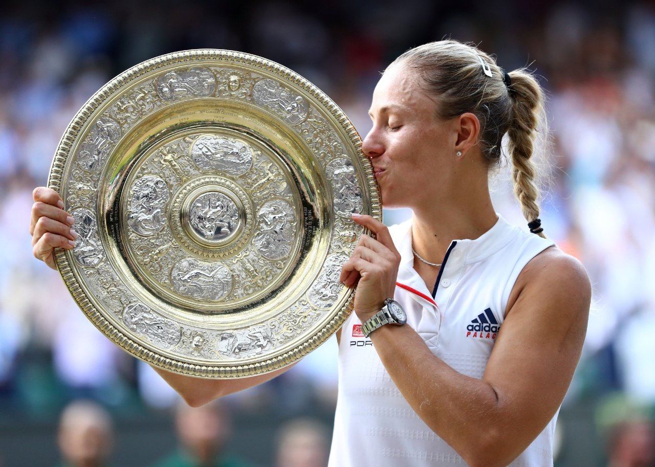 Angelique Kerber of Germany kisses the Venus Rosewater Dish 