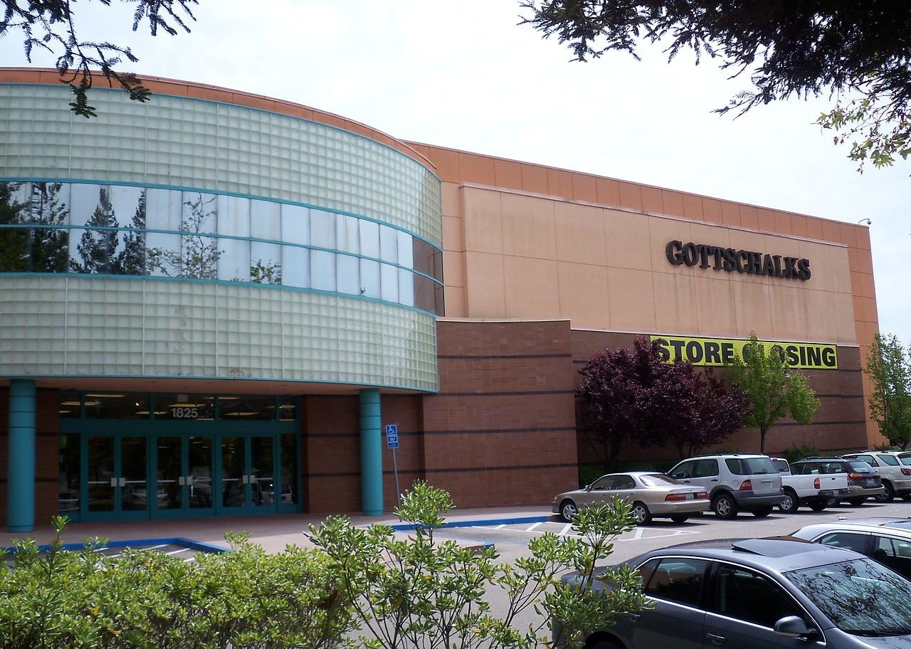 A Gottschalks exterior with a store closing sign.