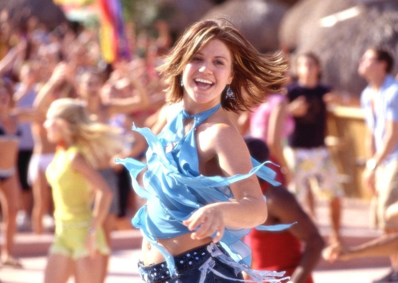 Kelly Clarkson dancing at a party in the sun.