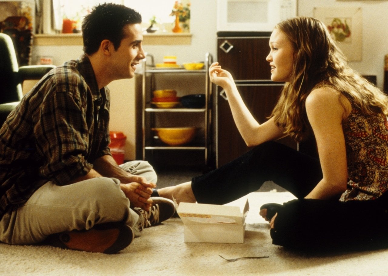 Freddie Prinze Jr. and Julia Stiles sit together on the floor.